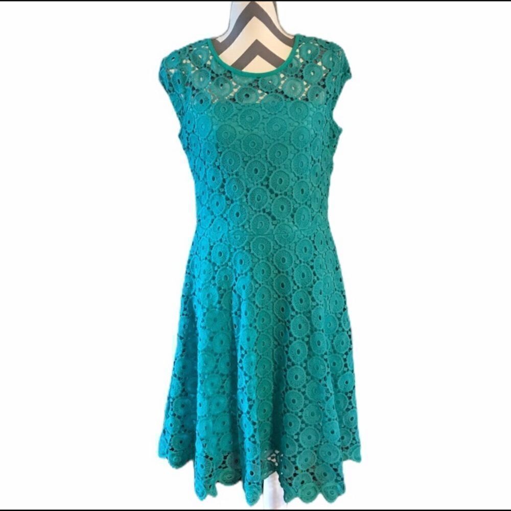 Luxology
MEDIUM Green Eyelet Lace Dress